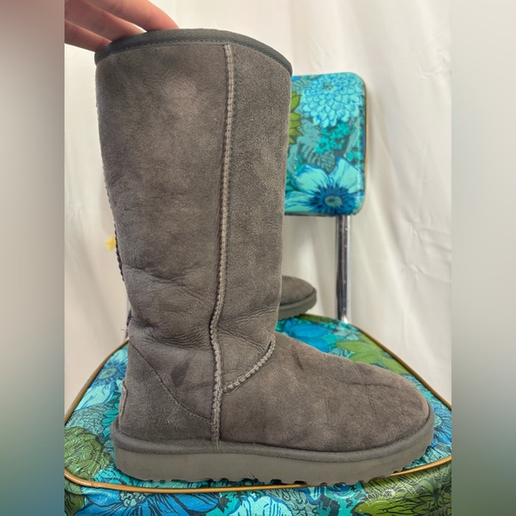 UGG Classic Gray Suede Boots Women’s Size 6 - Picture 4 of 13